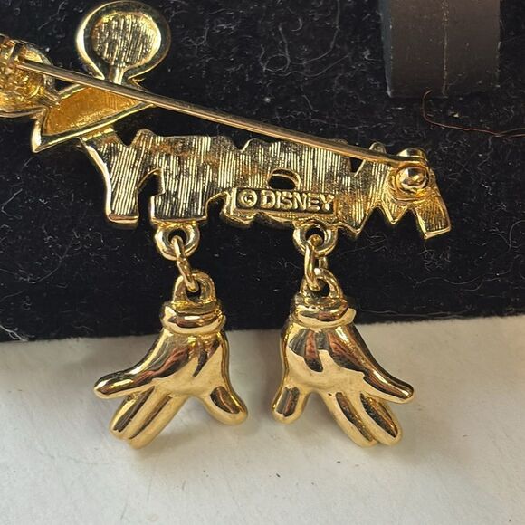 Vintage Disney’s Mickey Mouse Ears Gold tone Dangle Gloves pin brooch - Picture 3 of 5
